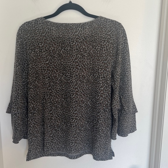 T.La Leopard Print Tee with Ruffle Sleeves,‎ Size M - Picture 2 of 5